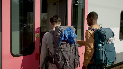 amigos tomando el tren