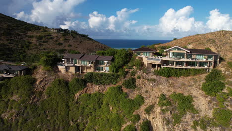 vista aérea de lujosas villas privadas en las colinas sobre el mar del caribe, costa de las islas vírgenes británicas