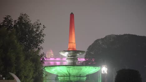 fuente icónica en rajpath road por la noche