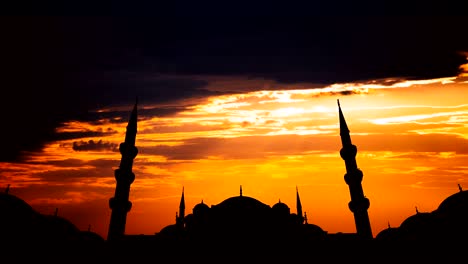 timelapse de la famosa sultanahmet o mezquita azul en la ciudad de estambul al atardecer, turquía