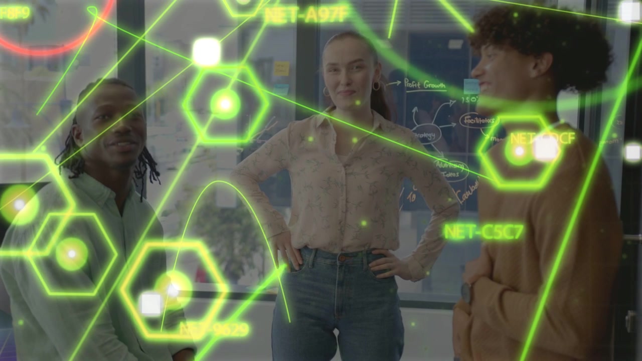 Tre colleghi che ascoltano, sorridendo mentre una sovrapposizione verde pulsa sui nodi, alimentando una discussione tecnologica.