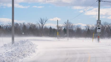 Schnee-Weht-über-Die-Straße-Im-Blizzard-Verursacht-Schlechte-Sicht