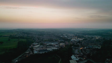 Explore-Heckmondwike,-Reino-Unido,-A-Través-De-Imágenes-De-Drones:-Industria,-Calles,-Casco-Antiguo-Y-El-Ambiente-De-Las-Noches-De-Verano-De-Yorkshire.