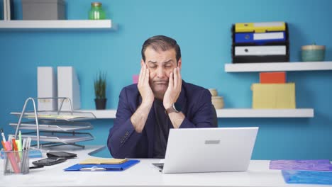 un hombre de negocios aburrido.