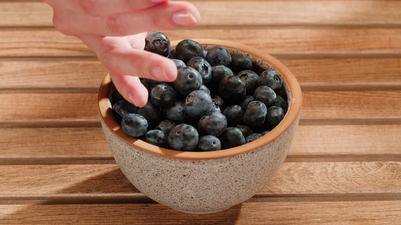 그에서 블루베리를 손으로 뽑는 것