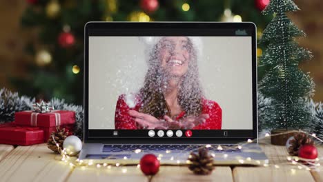 Glückliche-Kaukasische-Frau-Im-Weihnachtsmannkostüm-Bei-Videoanruf-Auf-Laptop,-Mit-Weihnachtsdekorationen-Und-Baum