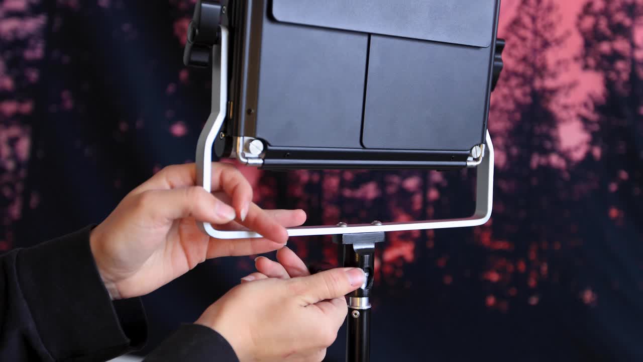 스튜디오에서 제품 촬영을 위한 led 조명 설치