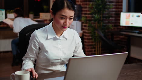 businesswoman doing b2b networking over internet with prospecting clients