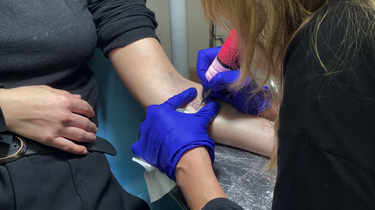 la versión de una tatuadora de un diseño minimalista de piscis