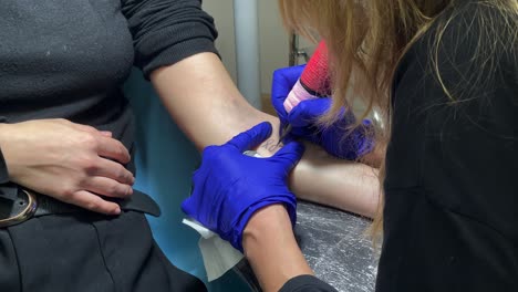 la versión de una tatuadora de un diseño minimalista de piscis