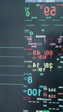 el médico comprueba los indicadores vitales en la pantalla del monitor. el equipo médico proporciona información crucial sobre el estado de salud del paciente durante la cirugía en la clínica