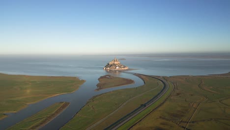 Mont-Saint-Michel-Desde-Lejos-A-Plena-Luz-Del-Día,-Drone-Aéreo-4k