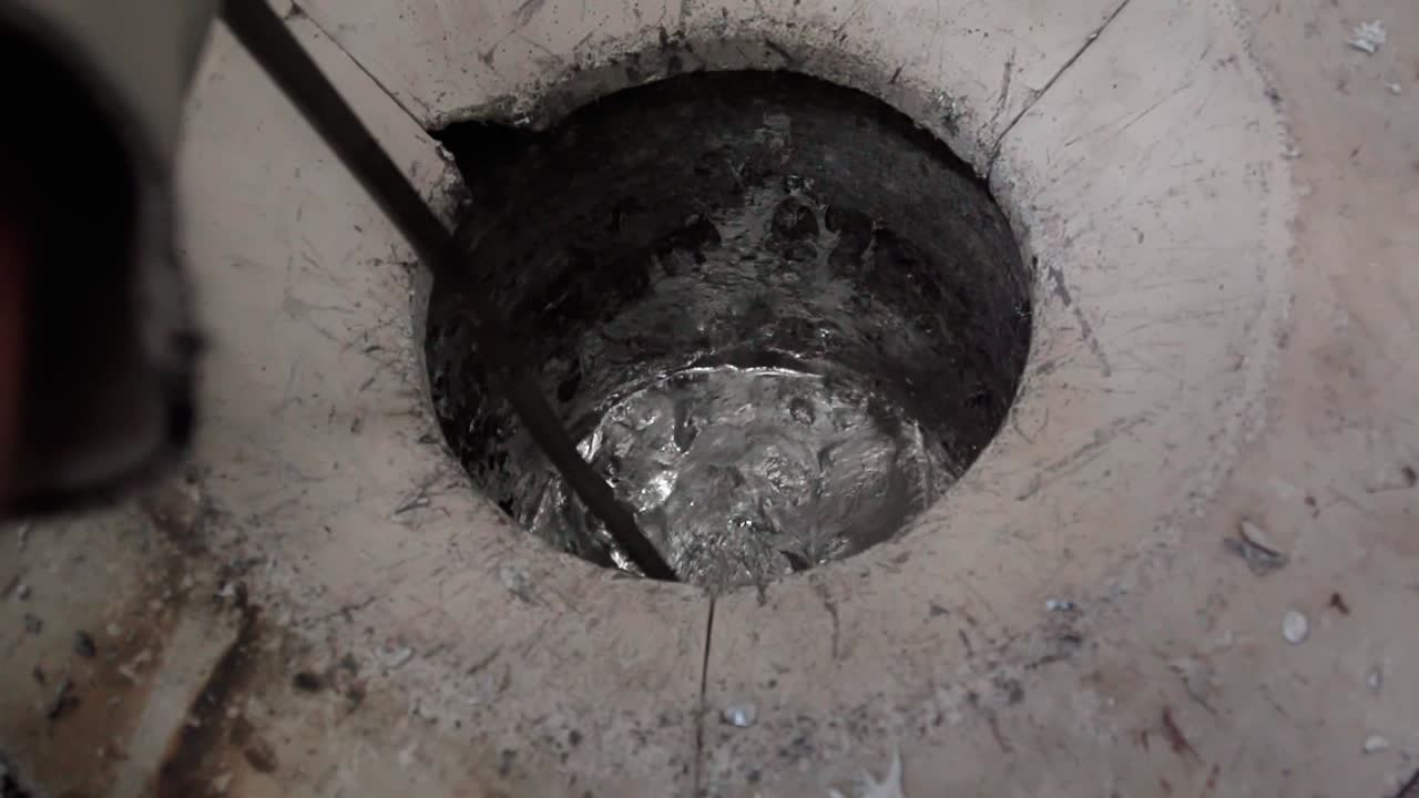 탱크에서 움직이는 액체 금속의 클로즈업 슬로우 모션 비디오