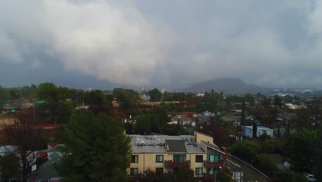 Imágenes-Aéreas-De-Drones-De-4k-De-La-Ciudad-De-Estudio,-Ca-Con-Lluvia,-Cielos-Nublados-Y-Un-Arco-Iris