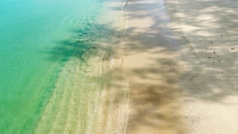 Draufsicht-Auf-Den-Wunderschönen-Weißen-Sandstrand-Mit-Türkisfarbenem-Meerwasser