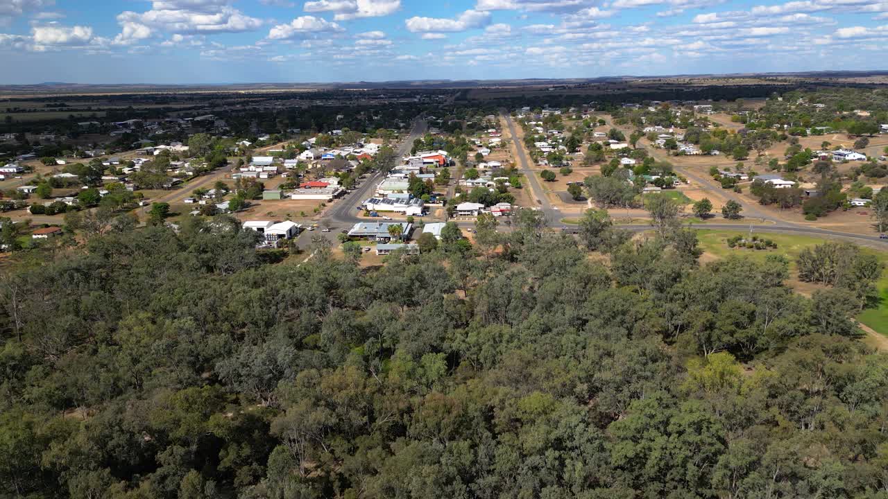 Vistas aéreas de izquierda a derecha sobre el pueblo de Taroom y la zona de monte circundante, Queensland Central, Australia