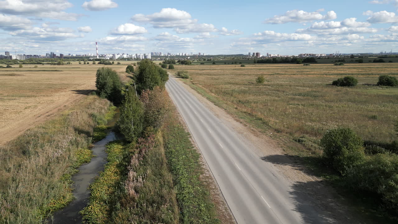 도시 풍경을 배경으로 한 시골 도로