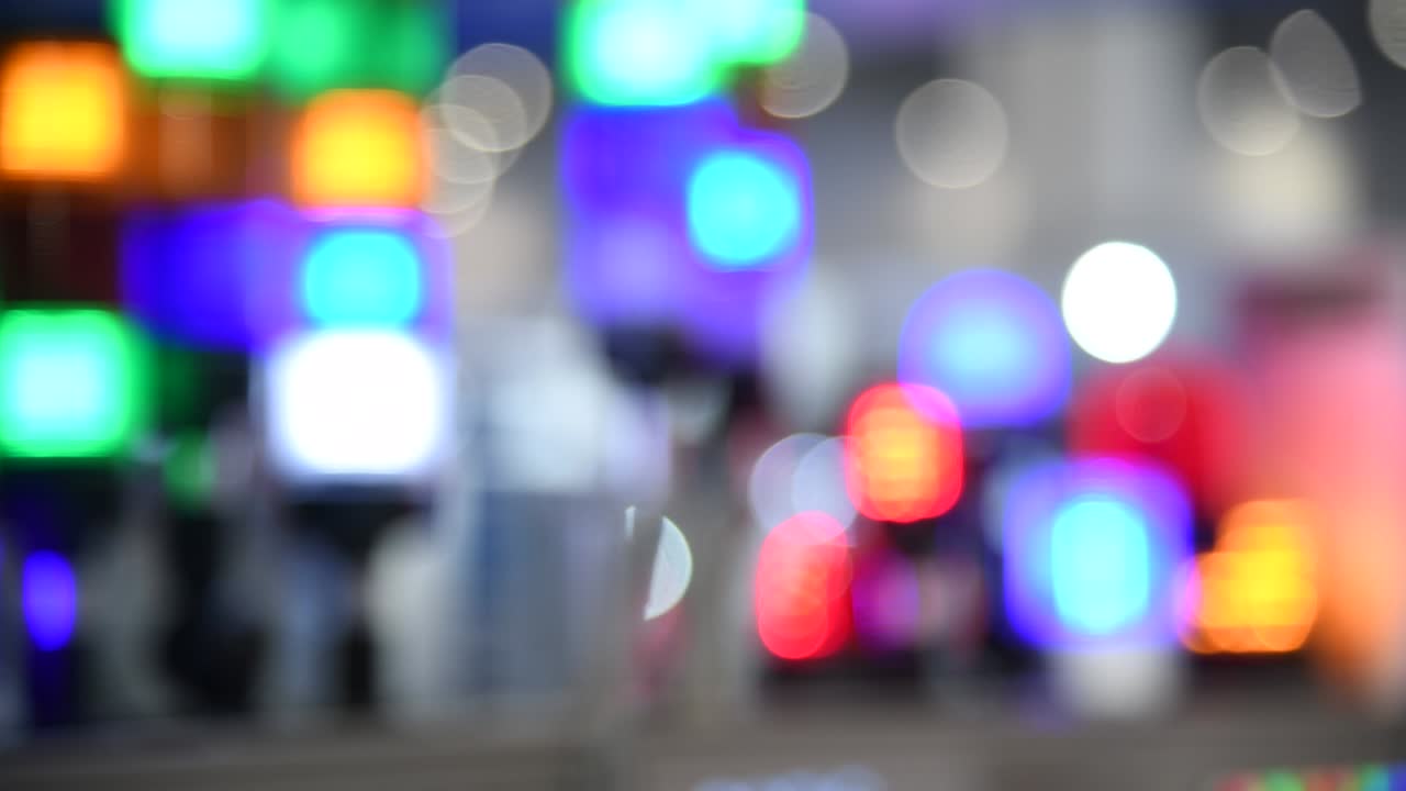 초점을 맞추지 않은 다채로운 공장 비상 조명 배경