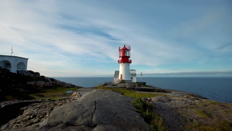 Der-Leuchtturm-Lindesnes-Ist-Ein-Küstenleuchtturm-An-Der-Südlichsten-Spitze-Norwegens.-Das-Licht-Kommt-Von-Einer-Fresnellinse-Erster-Ordnung,-Die-Bis-Zu-17-Seemeilen-Weit-Sichtbar-Ist