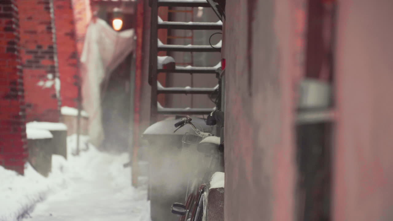 골목 길의 벽에서 나오는 증기