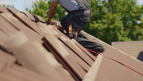 Manuelle-Neubefestigung-Von-Dachziegeln-Für-Solarpanel-Fundamente