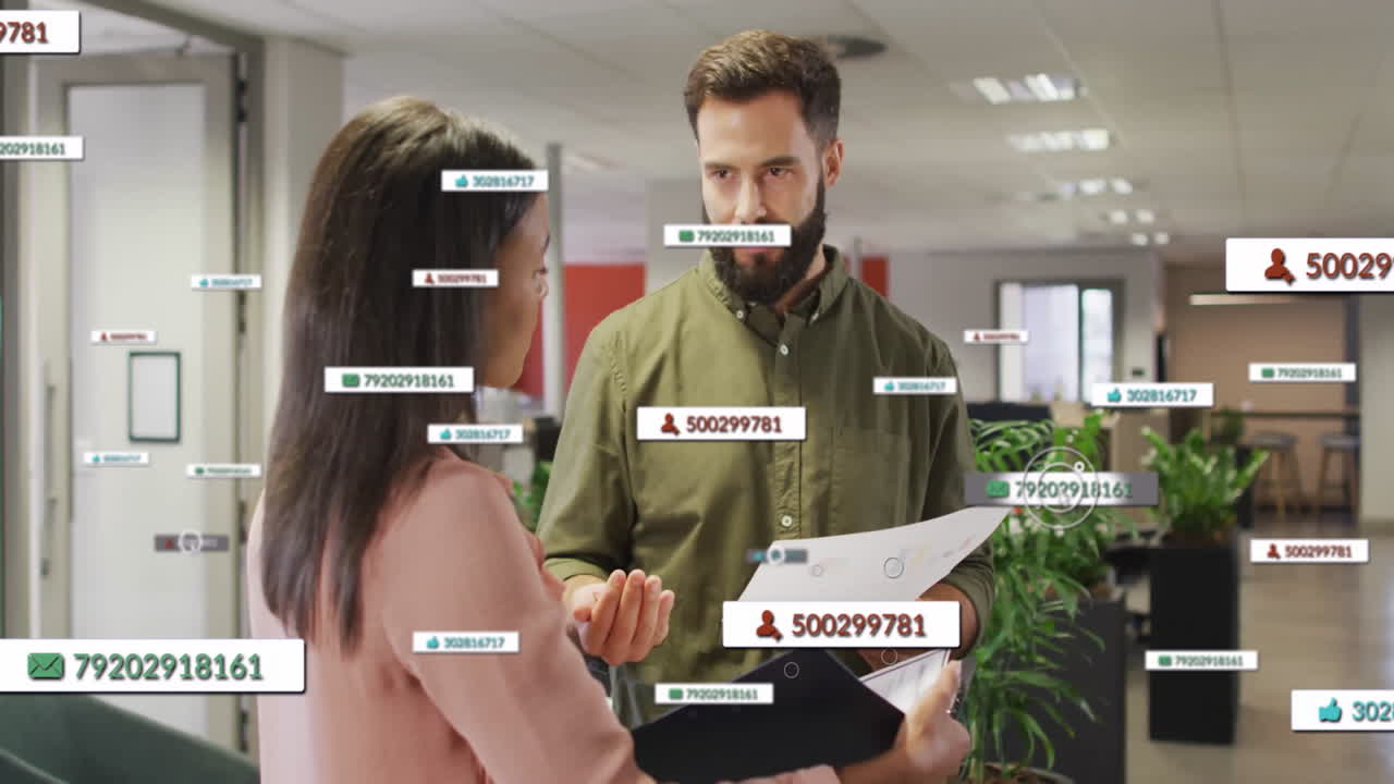 personas de negocios discutiendo documentos en las redes sociales animación de conteo de seguidores