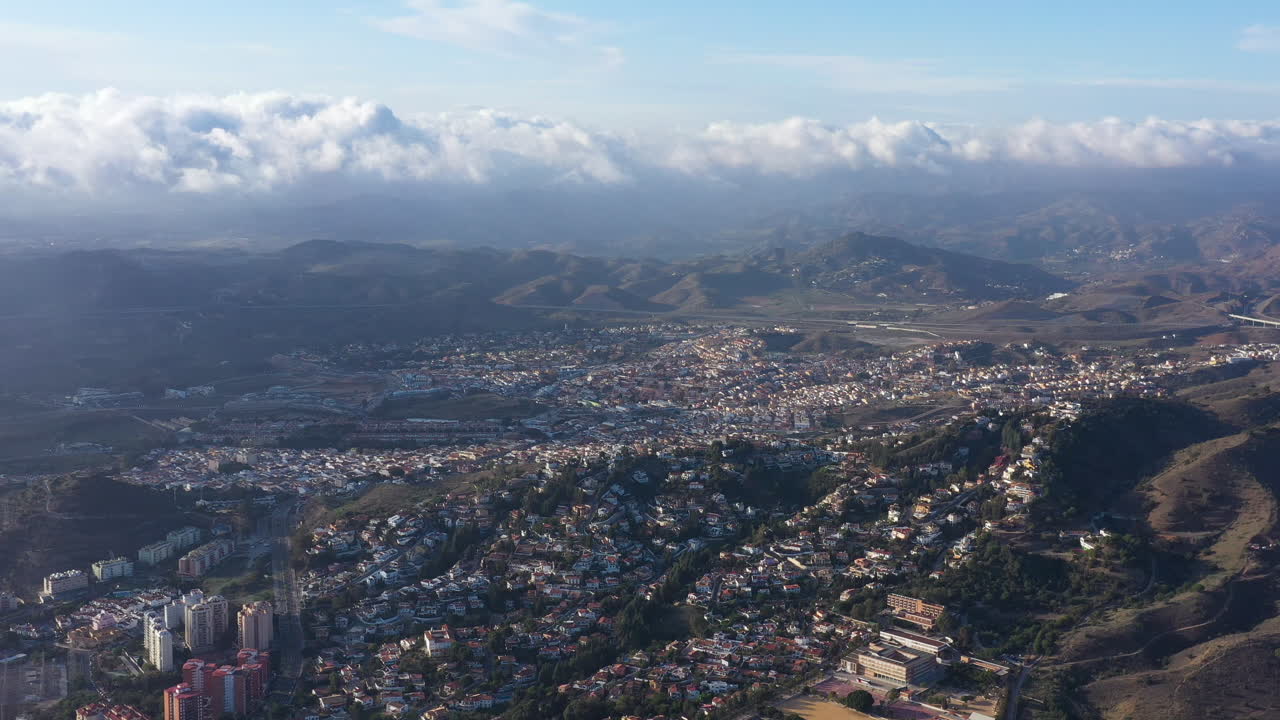 al norte de malaga vista aérea nubes y montañas españa casas residenciales