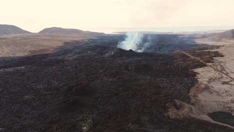 desierto volcánico desolado con volcán activo en islandia