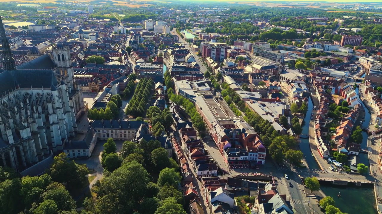 Amiens è una storica città della Francia settentrionale attraversata dal fiume Somme, famosa per i suoi giardini galleggianti, l'architettura in mattoni, i quartieri vivaci e il suo ricco patrimonio medievale, industriale e letterario.