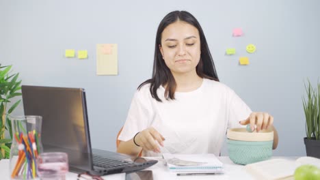 Estudiante-Ahorradora-De-Dinero.