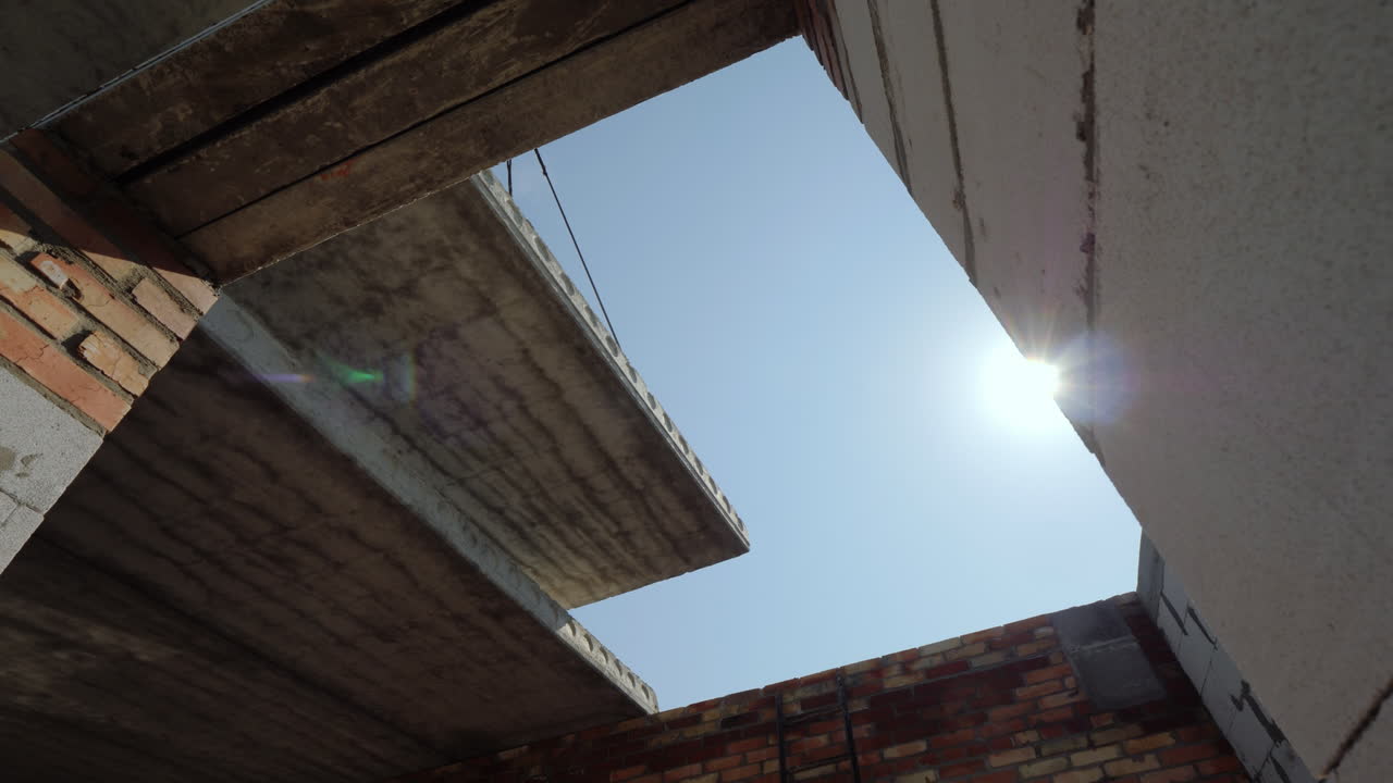 instalación de una pesada losa de hormigón armado en el suelo la grúa coloca la placa del suelo