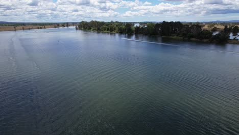 Motorboot-Beschleunigt-Auf-Dem-Clarence-River-Während-Eines-Bootsrennens