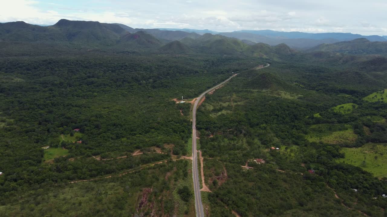 vista aérea de una carretera en medio de una región montañosa - chapada dos veadeiros, brasil