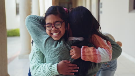 abrazo, sonrisa y madre con las niñas