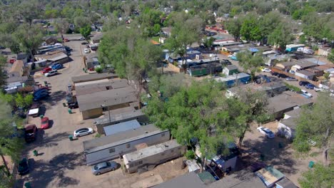 una toma alta de un vecindario pobre y de bajos ingresos