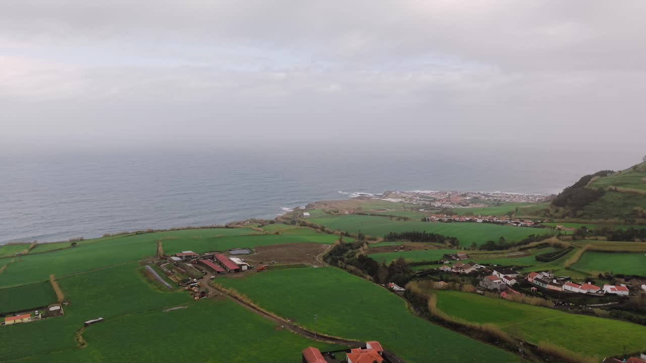 Kystnære marker og landsby ved havet på Sao Miguel, Azorerne, Portugal