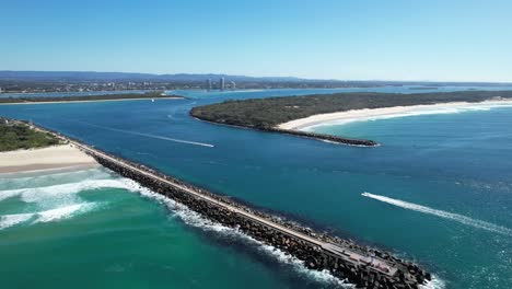 Boote-Segeln-Im-Blauen-Ozean-Entlang-Der-Landzunge-In-South-Stradbroke-Island,-Queensland,-Australien