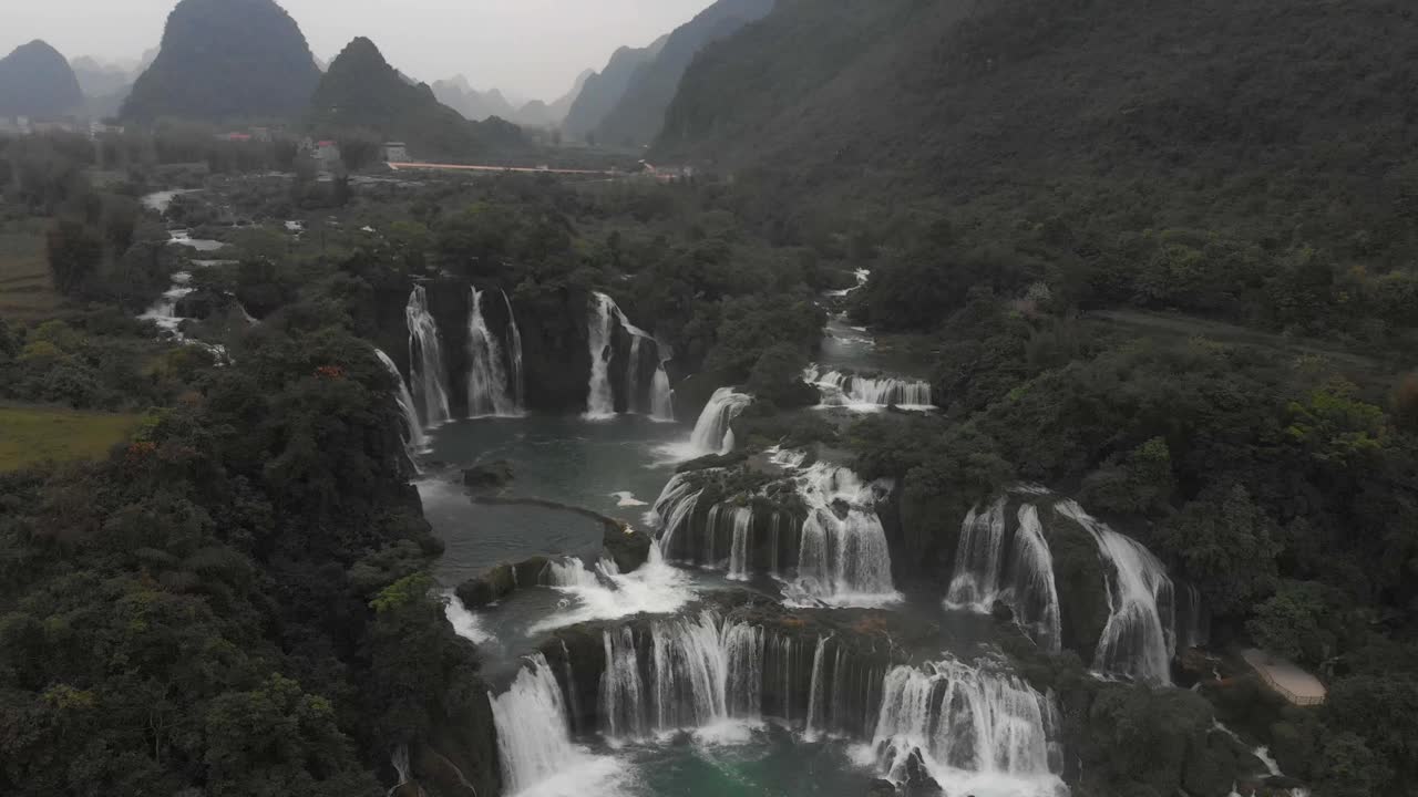toma amplia de la prohibición jug agua cae en cao bang, vietnam y la frontera de china