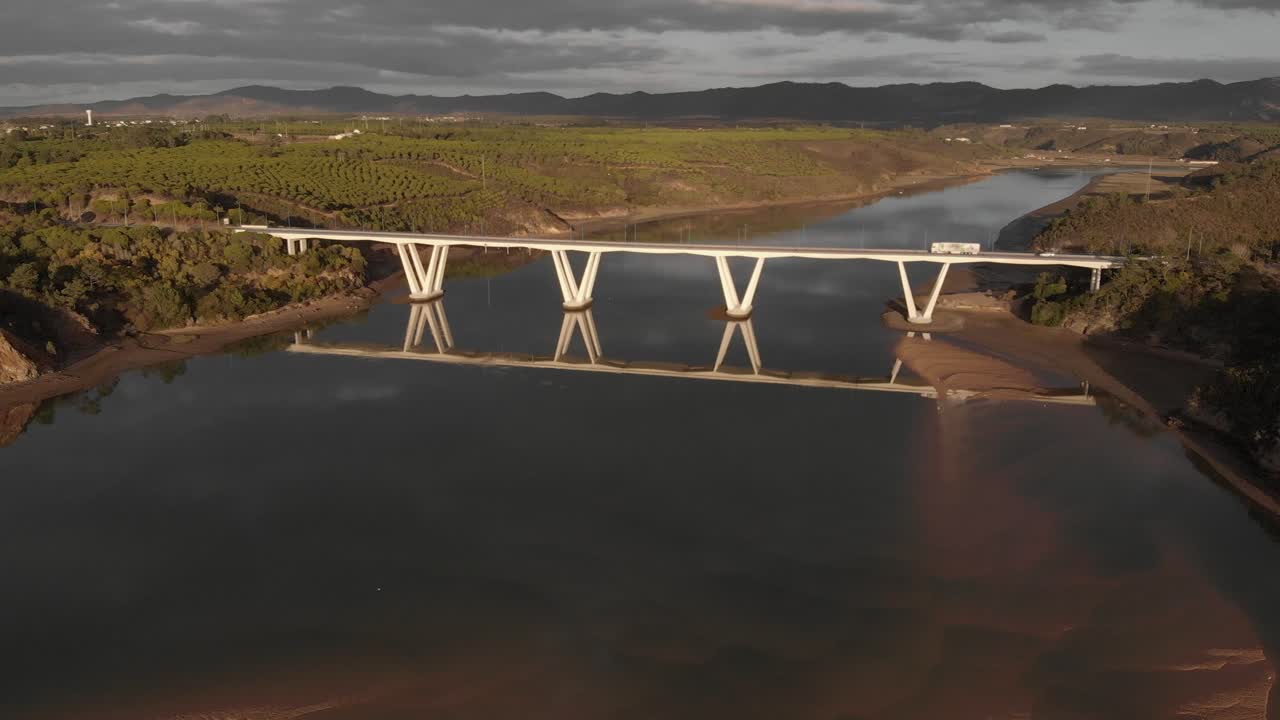puente con tráfico se extiende sobre el río mira en el campo portugués
