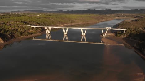 puente con tráfico se extiende sobre el río mira en el campo portugués