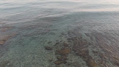 Vistas-Desde-Un-Dron-De-Playas-Con-Suave-Oleaje-A-Orillas-De-Las-Playas-De-La-Costa-Del-Sol-En-Malaga-España