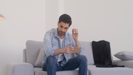 un hombre preocupado sosteniendo un sobre