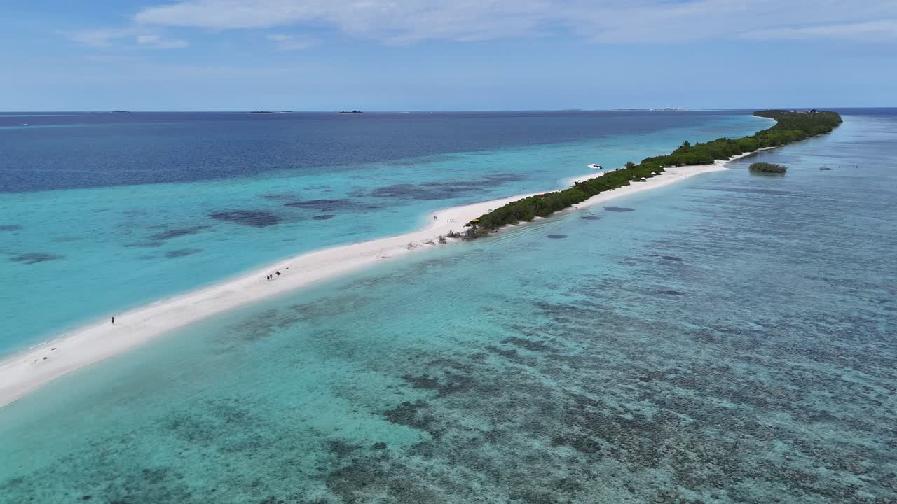 Vista Aerea del banco di sabbia dell'isola di Dhigurah e della laguna turchese, Maldive 4K.
