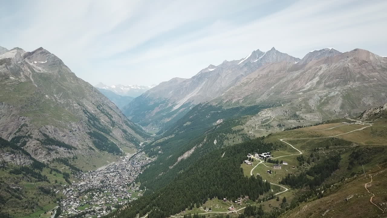 montaña de los alpes suizos: vista aérea de drones de la cordillera en zermatt, paisaje de drones naturales, campos de hierba