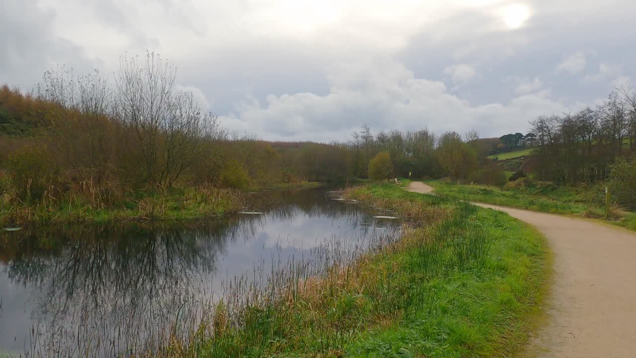 caminar por el río en invierno aguas tranquilas que fluyen en la naturaleza mañana tranquila de invierno en dunhill waterford irlanda