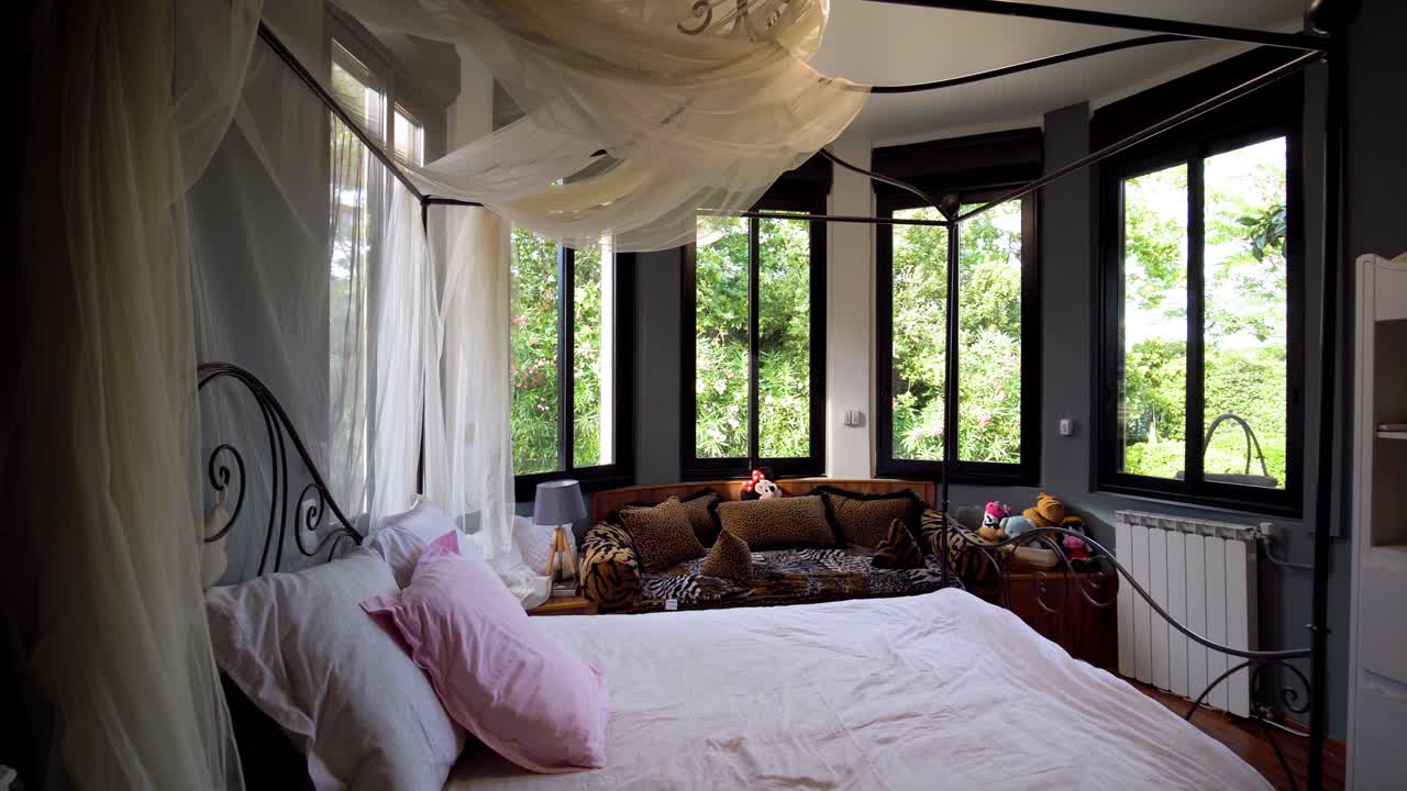 모기 망이 인 마스터 침실의 느린 돌리