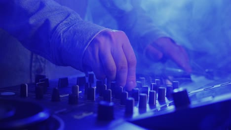 dj actuando en un club nocturno