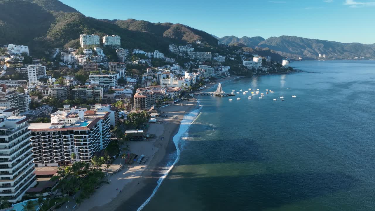 playa de los muertos y muelle cerca del famoso malecón de puerto vallarta, la playa pública más grande de la ciudad