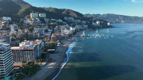 Playa-De-Los-Muertos-Y-Muelle-Cerca-Del-Famoso-Malecón-De-Puerto-Vallarta,-La-Playa-Pública-Más-Grande-De-La-Ciudad