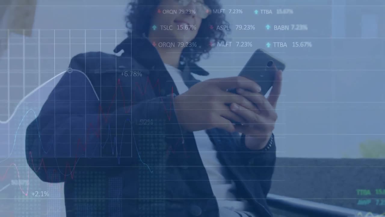 animación del procesamiento de datos del mercado de valores contra un hombre biracial que usa un teléfono inteligente en las escaleras
